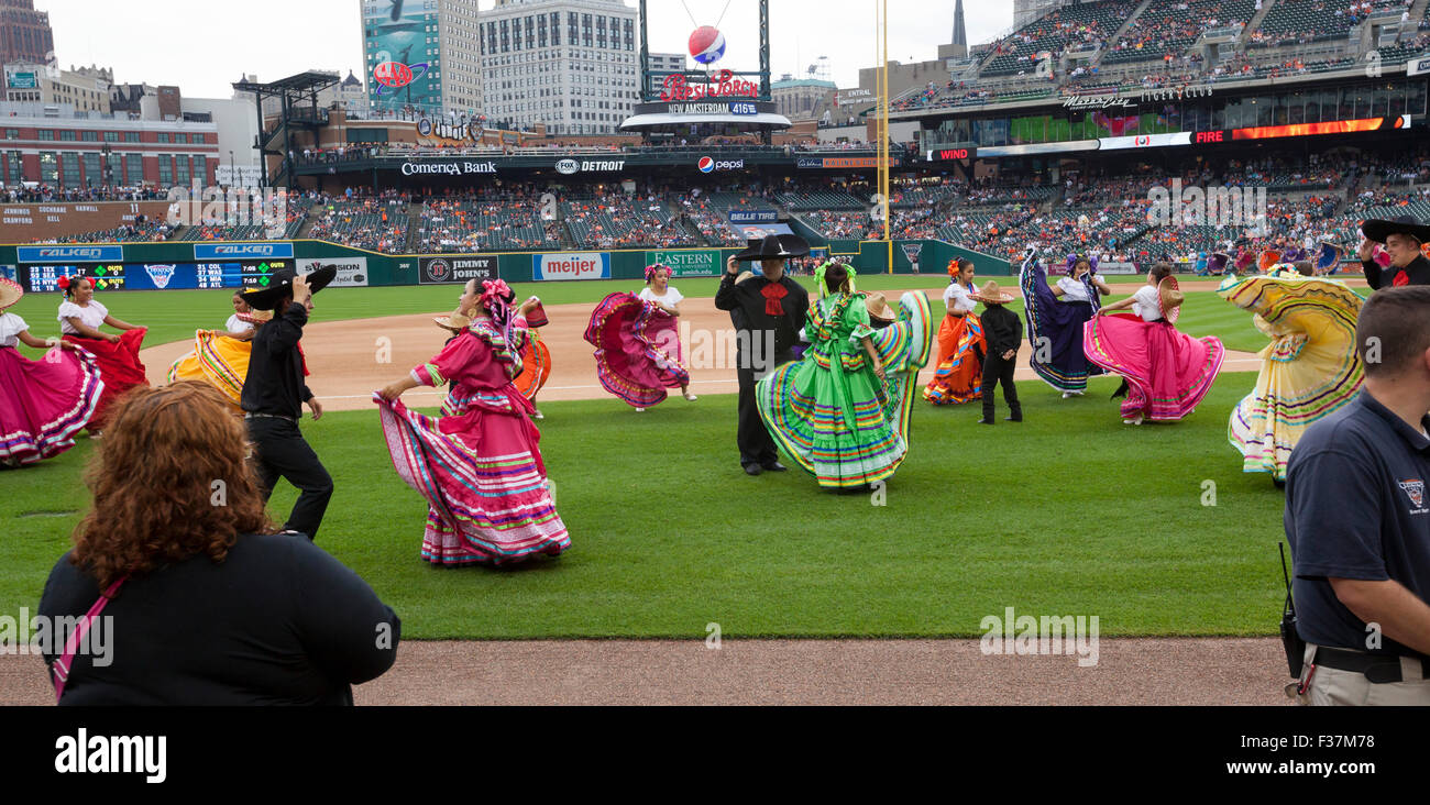 Detroit, Michigan - Mexican danseurs effectuer avant un match sur Fiesta Tigres nuit à Comerica Park, stade des Detroit Tigers. Banque D'Images