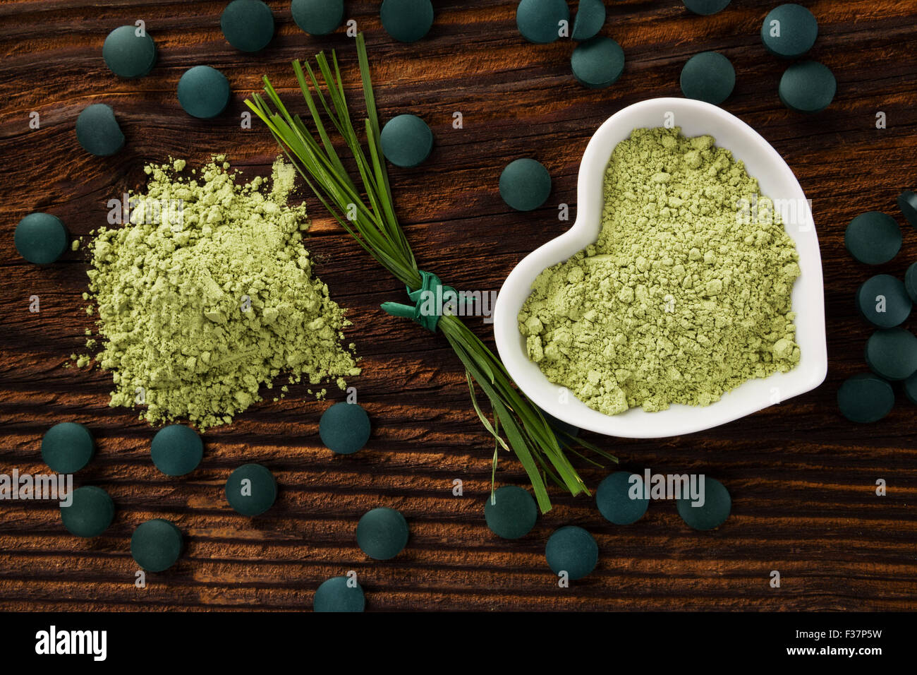 La spiruline, chlorelle, d'orge et d'agropyre. Supplément superfood vert, detox. Banque D'Images