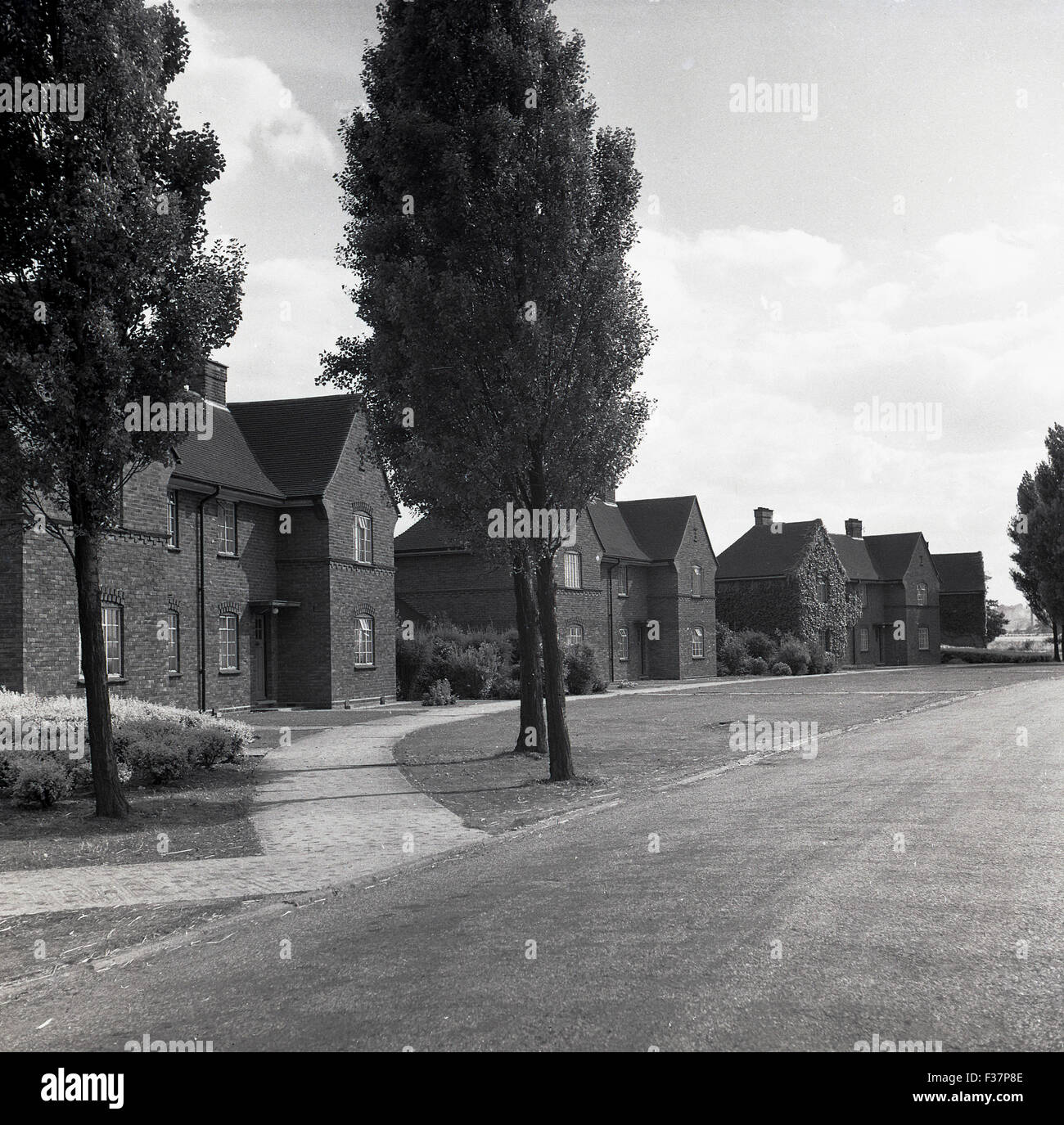 Années 1950, historique, construit de brique et de logement village environnement spacieux conçu et construit pour les employés de la London Brick Company à Stewartby, Bedford, en Angleterre. Banque D'Images