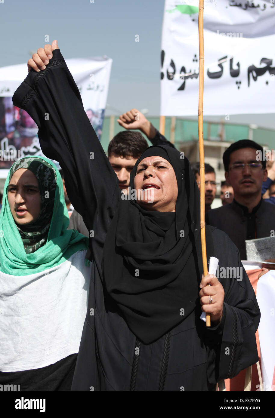 (151001) -- KABOUL, 1 octobre, 2015 (Xinhua) -- Une femme afghane crie des slogans lors d'une manifestation anti-Taliban à Kaboul, Afghanistan, 1 octobre, 2015. Des milliers d'Afghans ont organisé une manifestation pacifique dans la capitale afghane Kaboul jeudi pour exprimer leur soutien aux forces de sécurité nationale du pays contre les Taliban et d'autres groupes extrémistes. (Xinhua/Omid) Banque D'Images