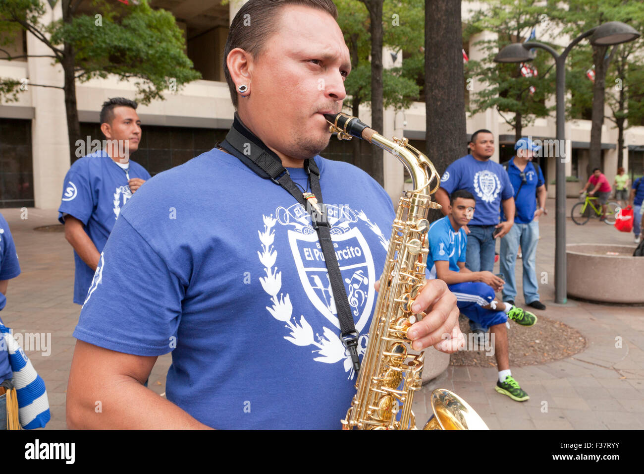 L'homme à jouer du saxophone à l'extérieur - USA Banque D'Images