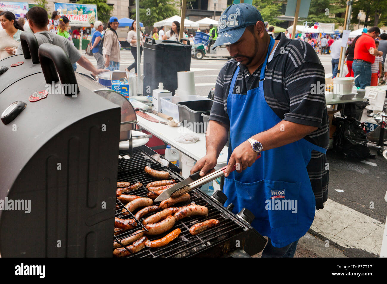 Man cooking sausages sur la grille du barbecue - USA Photo Stock - Alamy