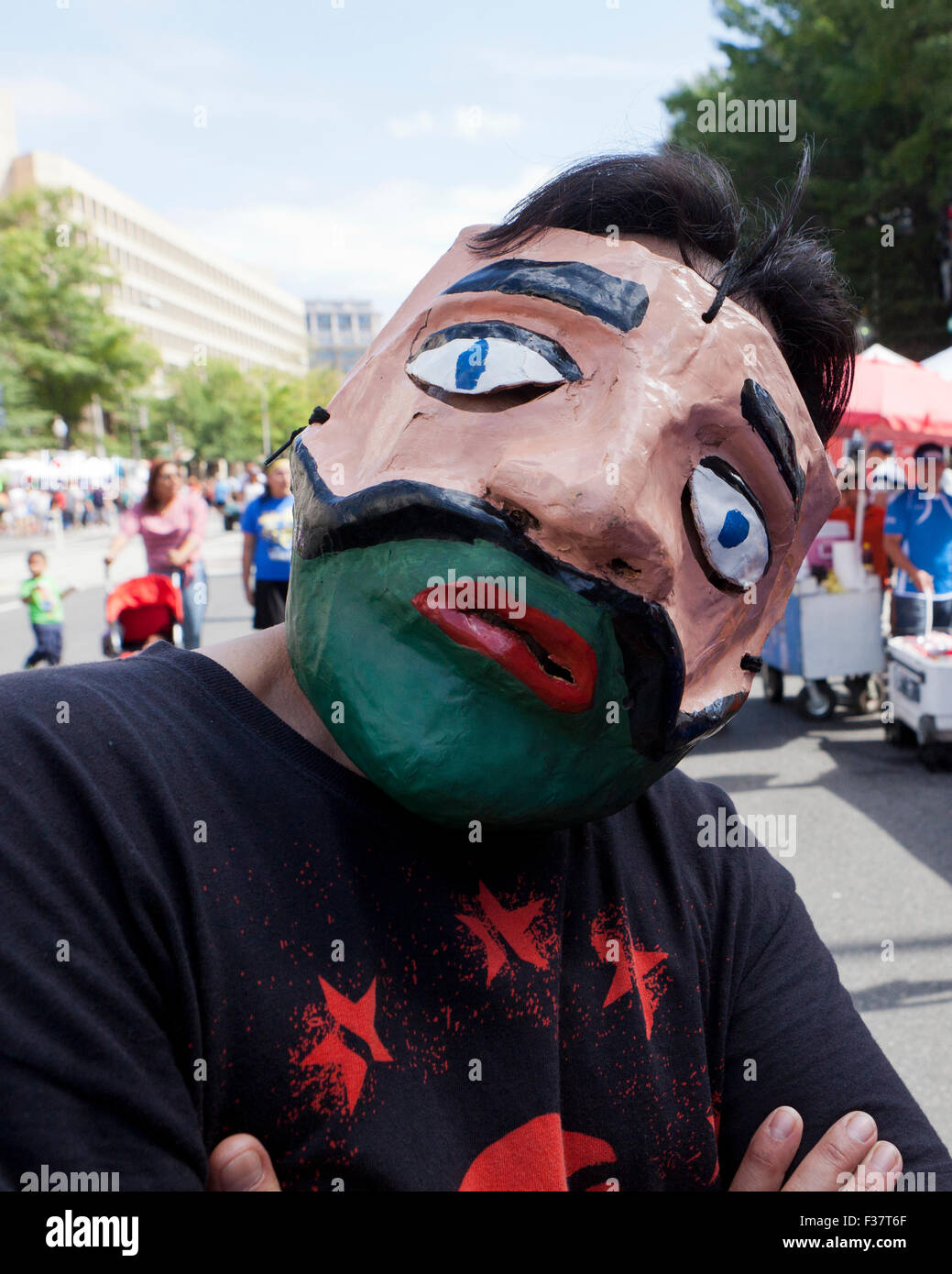 Un homme portant un masque en papier mâché - USA Banque D'Images