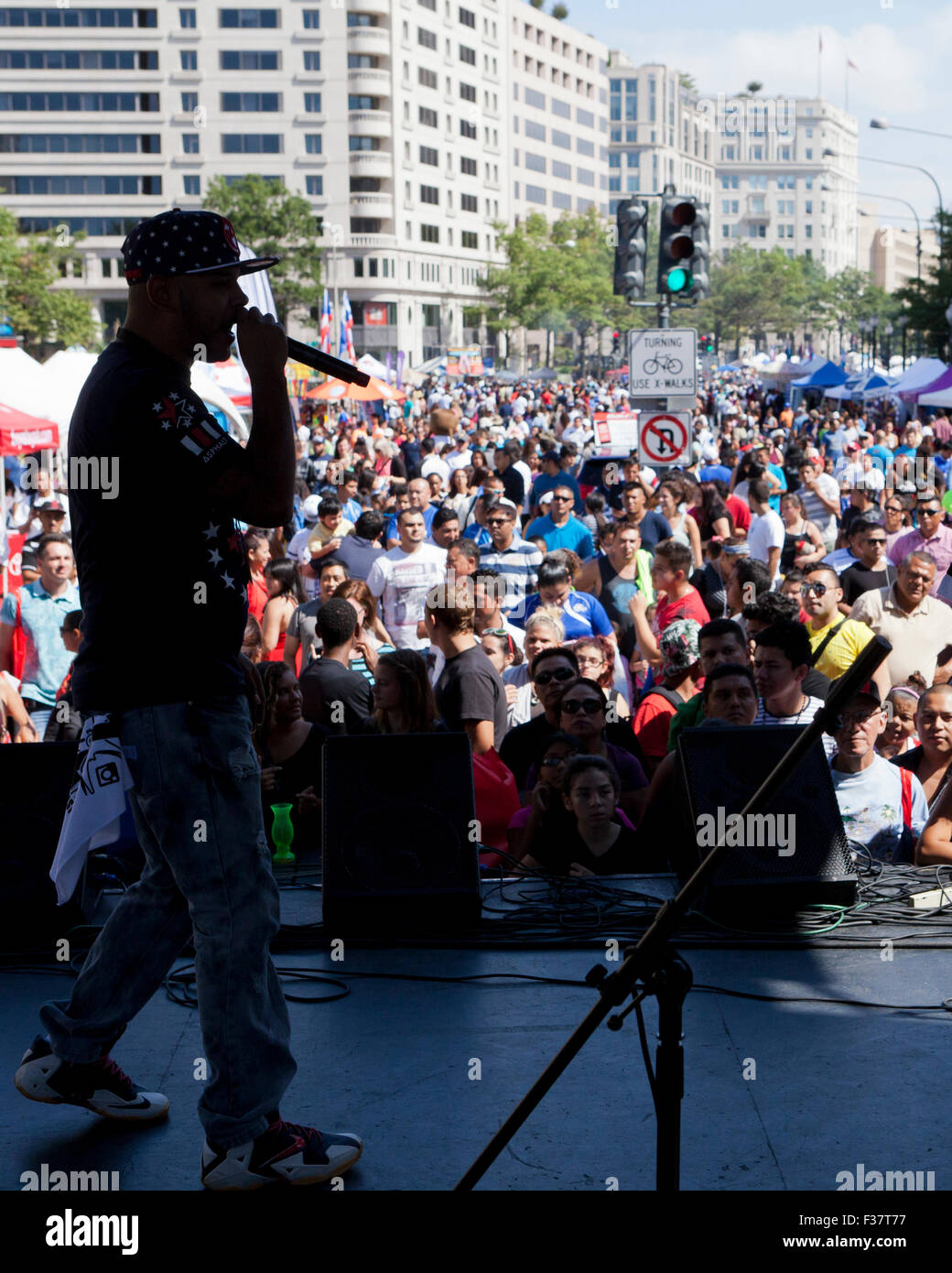 Artiste hip-hop sur scène à un concert en plein air - USA Banque D'Images