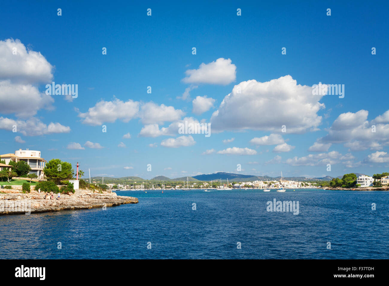 Belle plage bay d'azur à l'eau de mer. L'île de Majorque, Espagne Banque D'Images