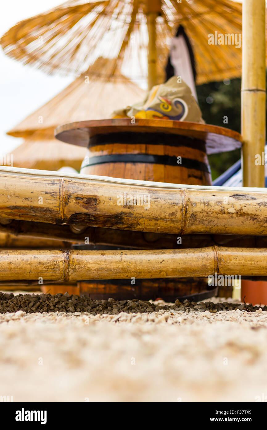 Chaise de Plage et parasol sur la plage de sable. Concept pour le repos, détente, vacances, spa, resort. Banque D'Images