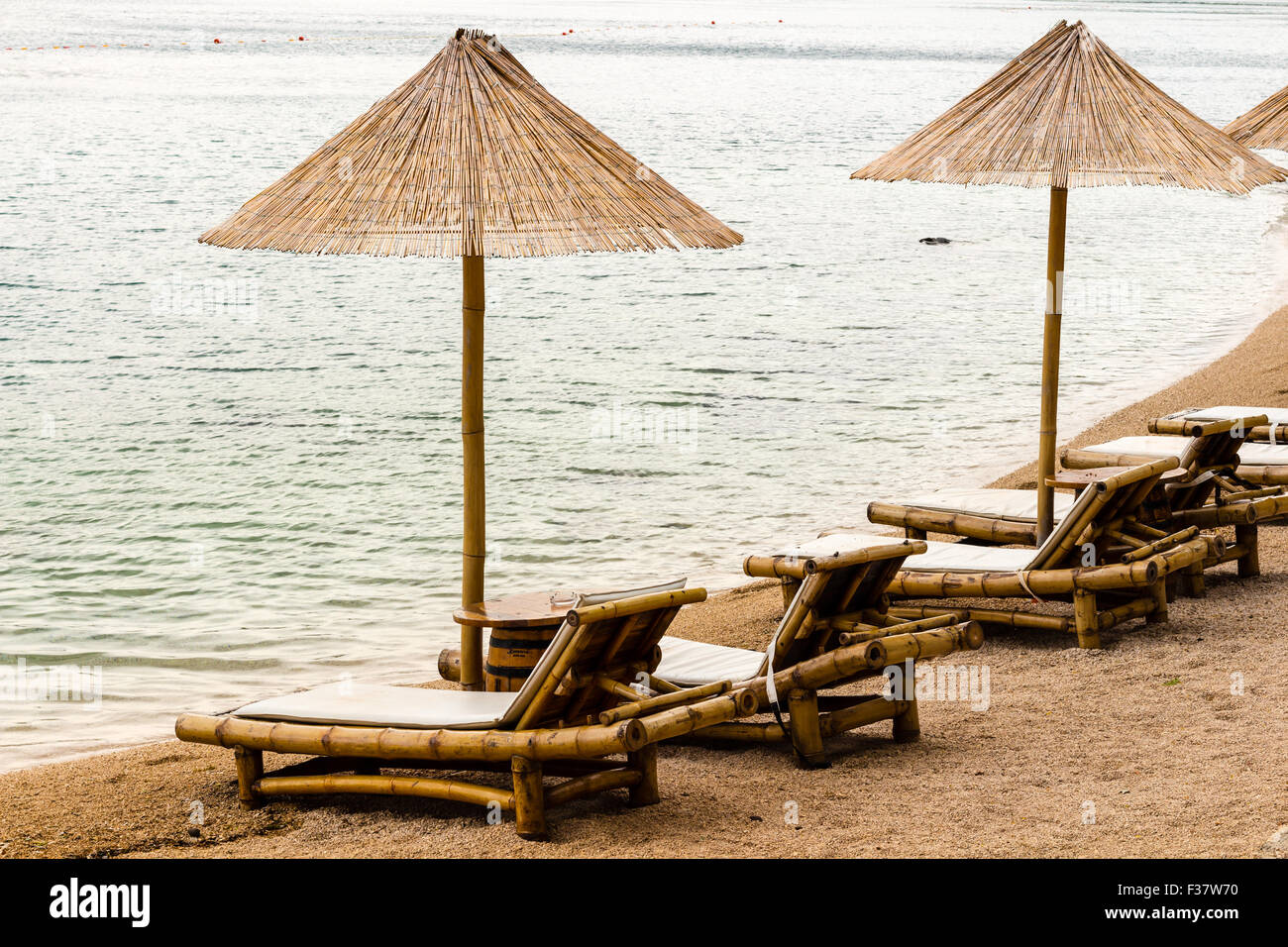 Chaise de Plage et parasol sur la plage de sable. Concept pour le repos, détente, vacances, spa, resort. Banque D'Images
