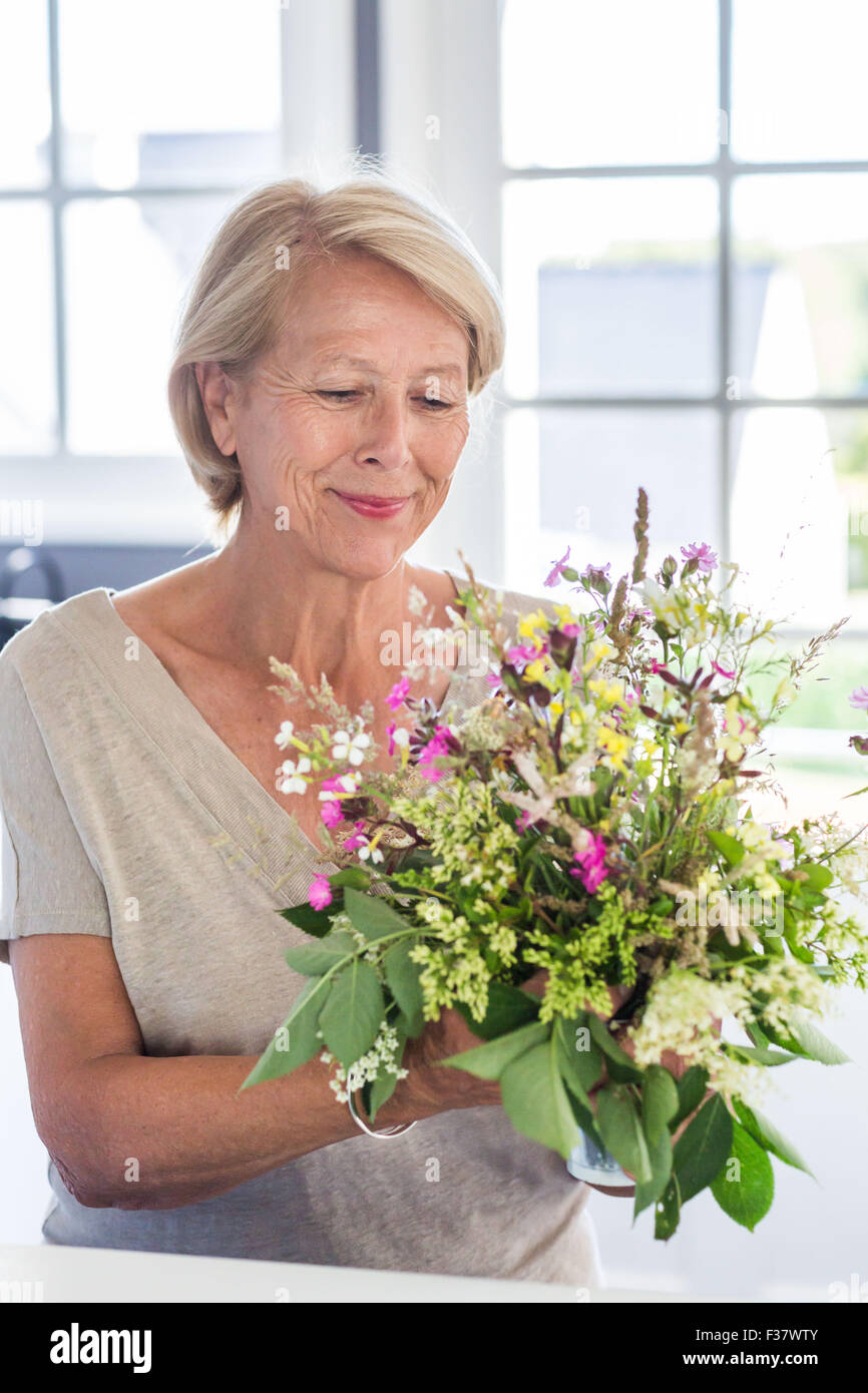 Femme avec un bouquet de fleurs. Banque D'Images