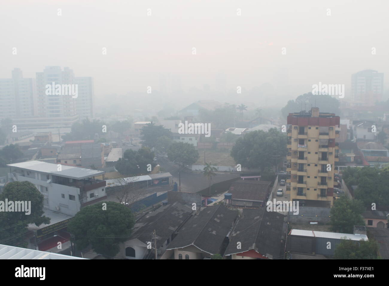 Manaus, Brésil. 1er octobre 2015. La fumée des feux de forêt couvrant la ville de Manaus, capitale de l'Amazonas, la manne jeudi. Credit : Danilo Mello/Alamy Live News Banque D'Images