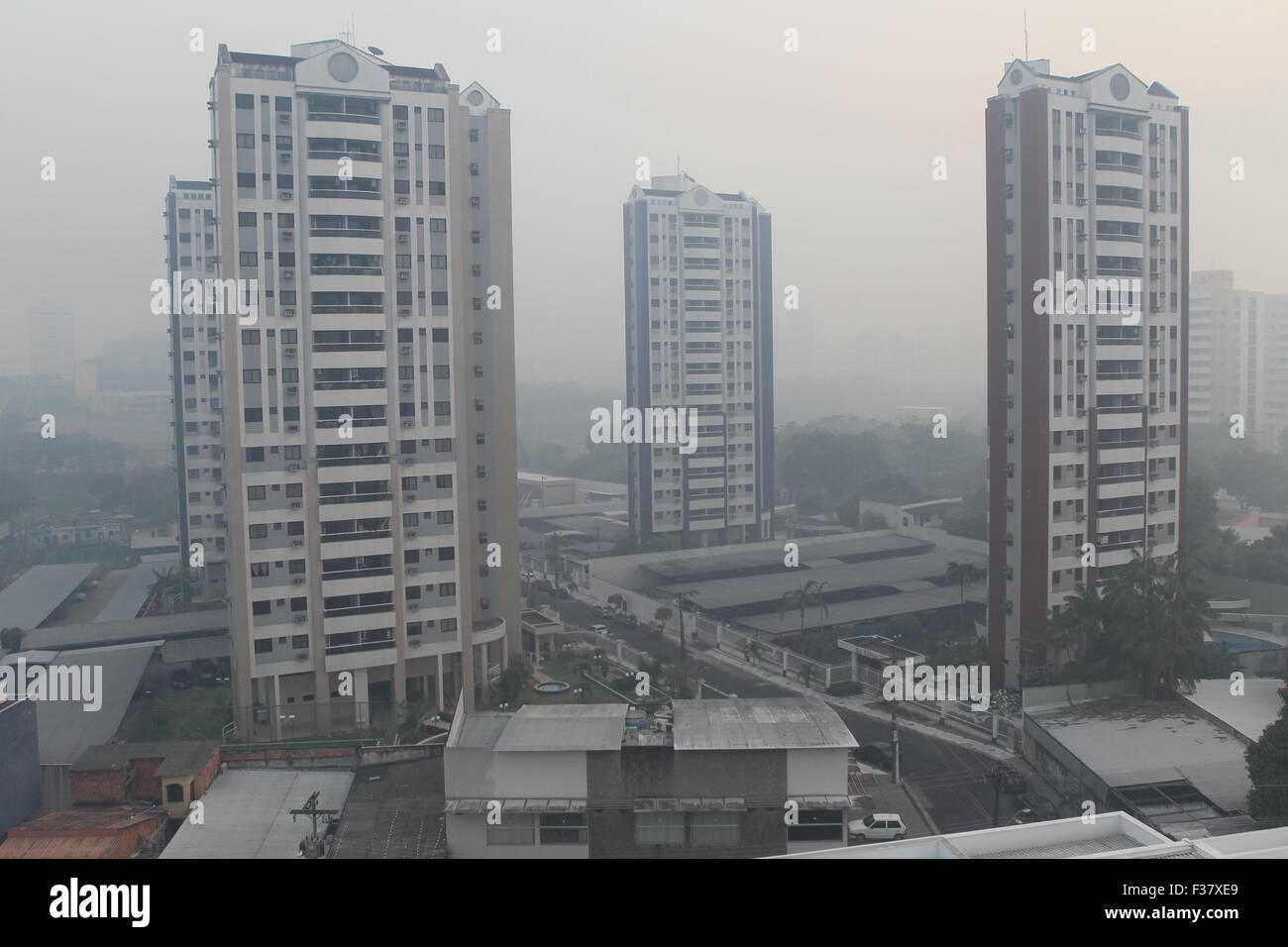 Manaus, Brésil. 1er octobre 2015. La fumée des feux de forêt couvrant la ville de Manaus, capitale de l'Amazonas, la manne jeudi. Credit : Danilo Mello/Alamy Live News Banque D'Images