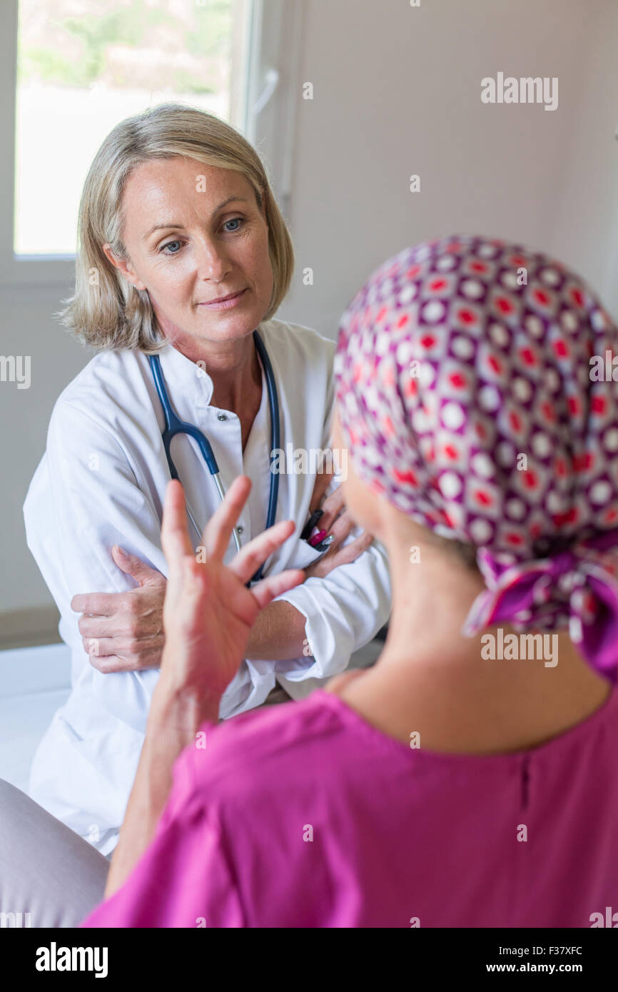 Femme subissant une chimiothérapie au cours de consultation médicale. Banque D'Images