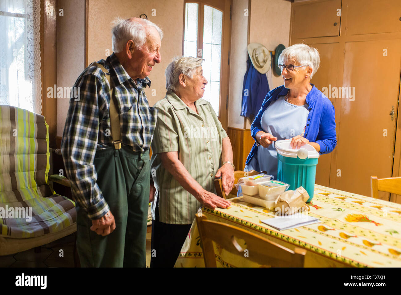 Dépannage informatique à domicile pour les personnes âgées, Dordogne, France. Banque D'Images