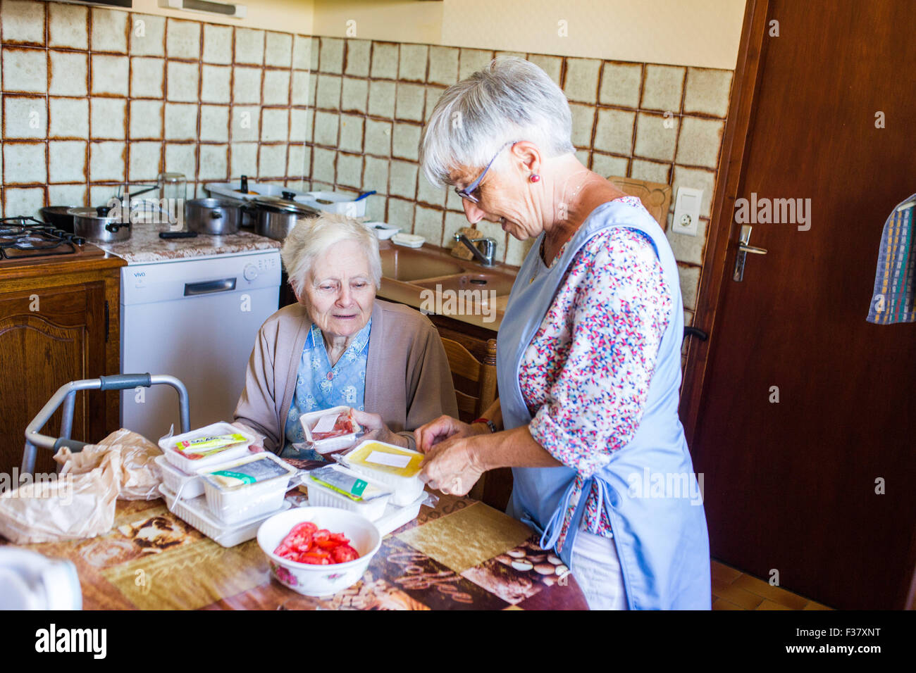 Dépannage informatique à domicile pour les personnes âgées, Dordogne, France. Banque D'Images