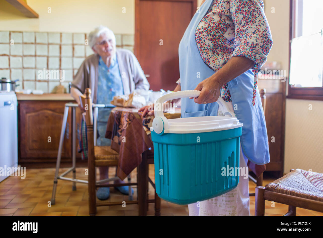 Dépannage informatique à domicile pour les personnes âgées, Dordogne, France. Banque D'Images