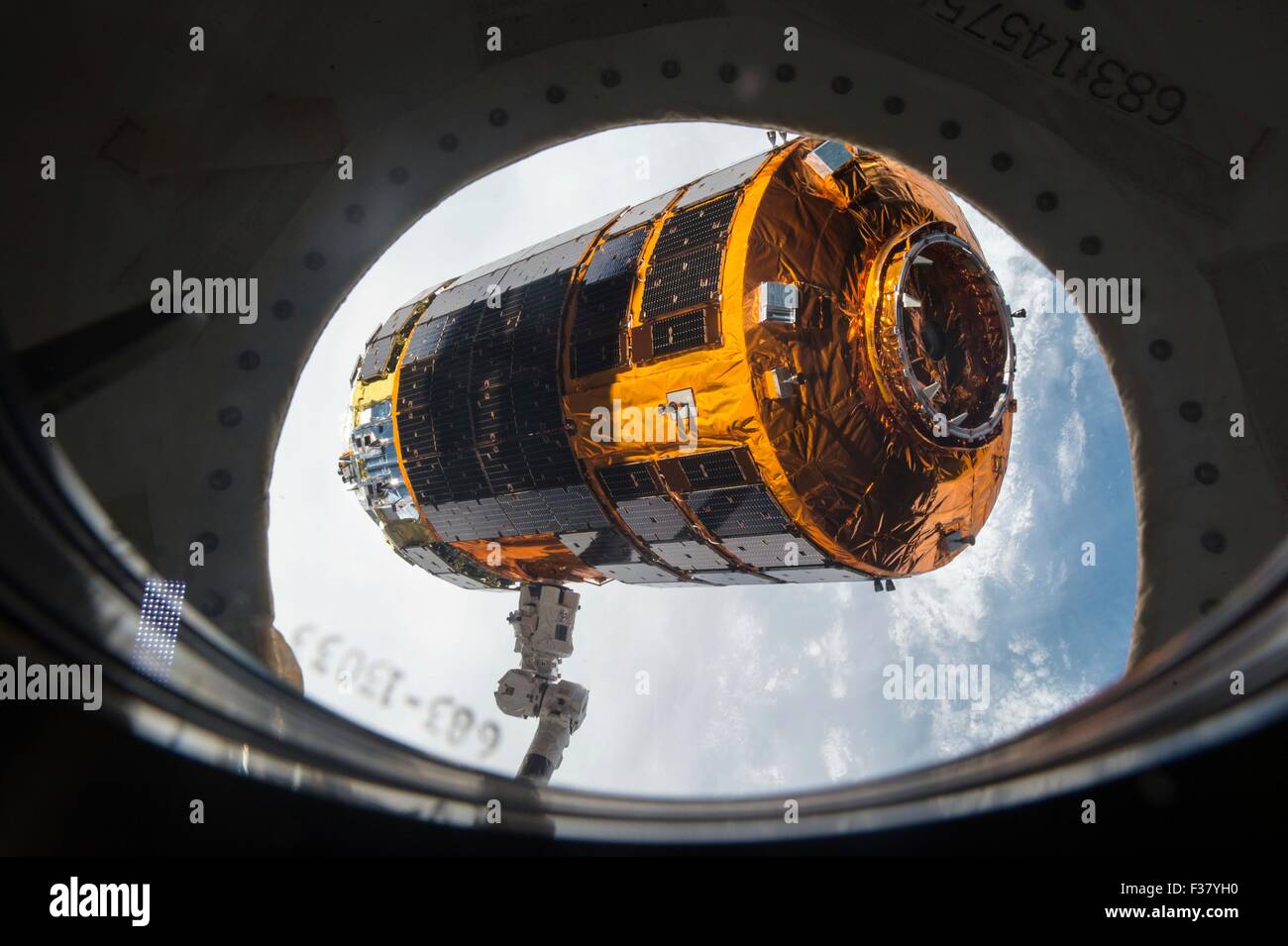 Le Canadarm 2 de presse l'Agence japonaise d'exploration aérospatiale Kounotori 5 H-II Transfer Vehicle vaisseaux cargo qu'il quitte la Station spatiale internationale le 29 septembre 2015 dans l'orbite de la Terre. L'artisanat automatique des cargaisons, nommé Kounotori, ou cigogne blanche, est amarré au laboratoire en orbite pour cinq semaines et a fourni près de 5 tonnes de matériel et de fournitures. Banque D'Images