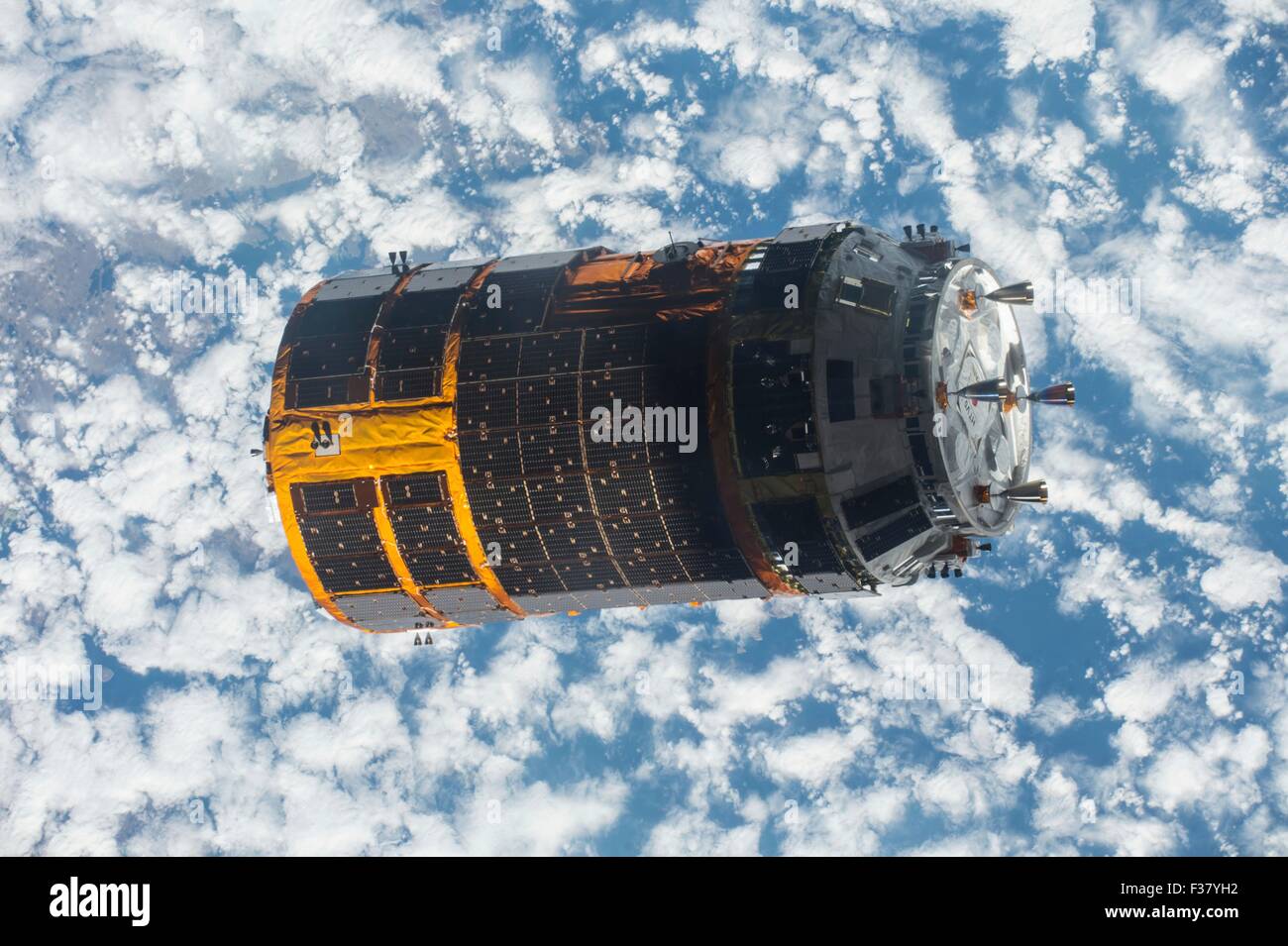 Le Canadarm 2 de presse l'Agence japonaise d'exploration aérospatiale Kounotori 5 H-II Transfer Vehicle vaisseaux cargo quitte la Station spatiale internationale le 29 septembre 2015 dans l'orbite de la Terre. L'artisanat automatique des cargaisons, nommé Kounotori, ou cigogne blanche, est amarré au laboratoire en orbite pour cinq semaines et a fourni près de 5 tonnes de matériel et de fournitures. Banque D'Images