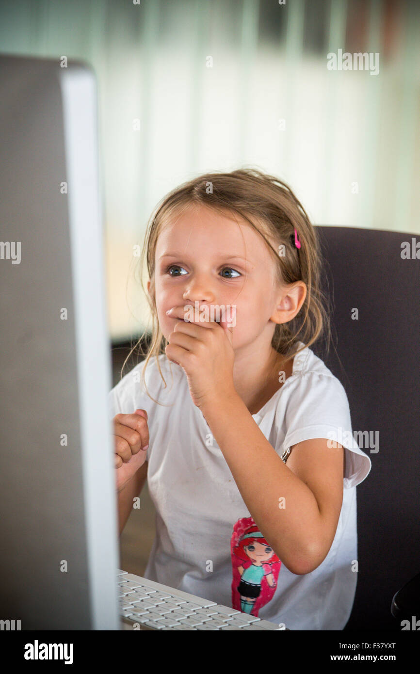 5 ans, fille, à l'aide d'un coffre aux dimensions. Banque D'Images