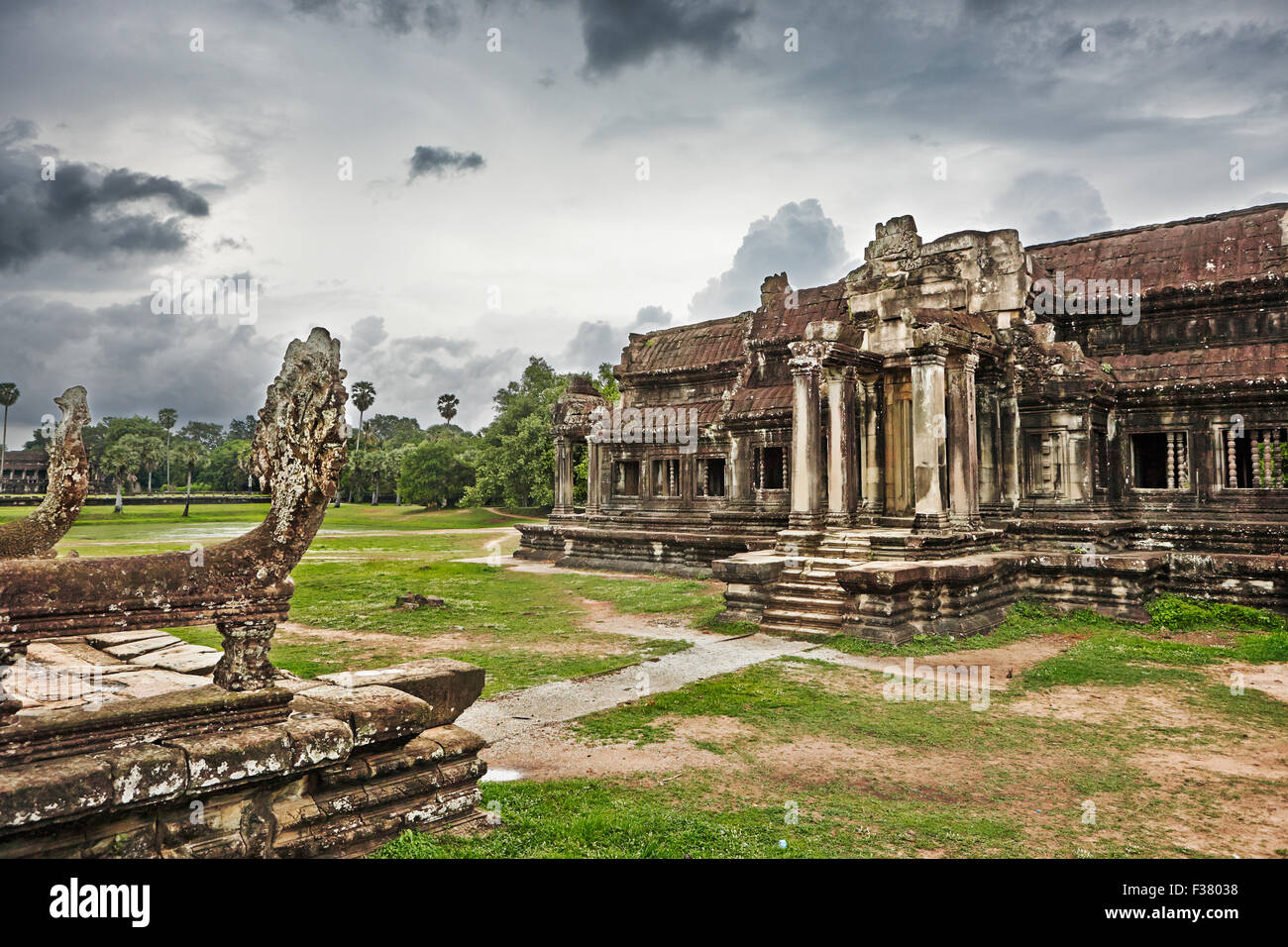 À la bibliothèque du complexe du temple d'Angkor Wat. Parc archéologique d'Angkor, la Province de Siem Reap, au Cambodge. Banque D'Images