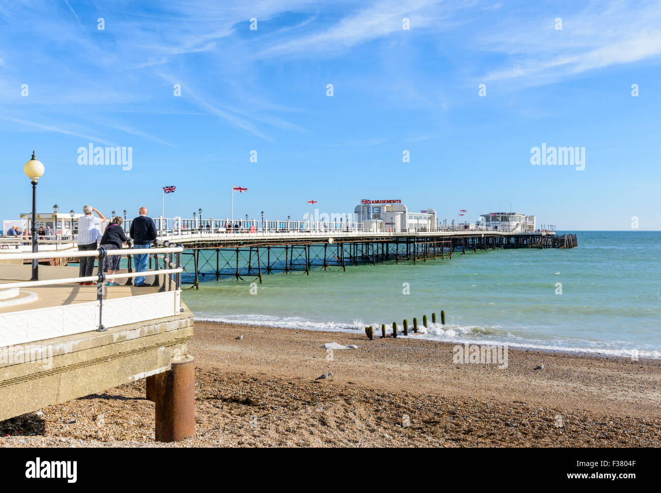 Jetée de Worthing lors d'une journée ensoleillée en été avec ciel bleu, à Worthing, West Sussex, Angleterre, Royaume-Uni. Banque D'Images