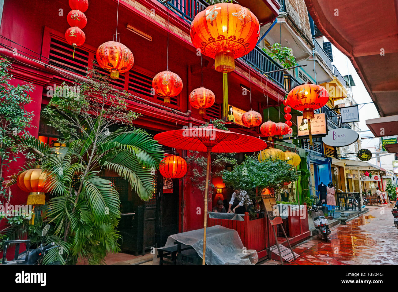 Lanternes chinoises rouge à l'entrée de la célèbre Mlle Wong Bar dans l'ancien quartier français de Siem Reap, au Cambodge. Banque D'Images