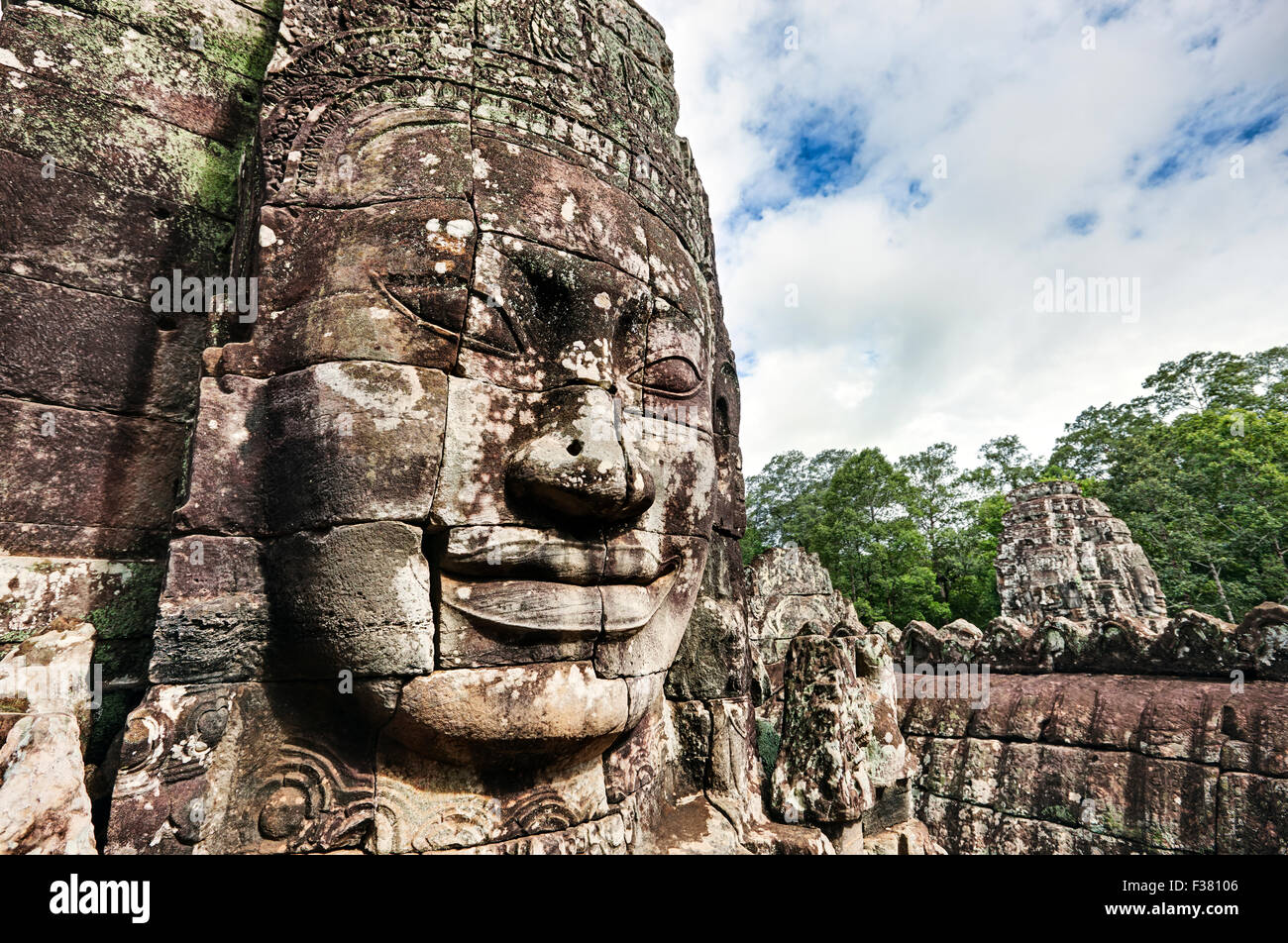 Visage géant en pierre sculptée au temple Bayon dans l'Angkor Thom. Parc archéologique d'Angkor, province de Siem Reap, Cambodge. Banque D'Images