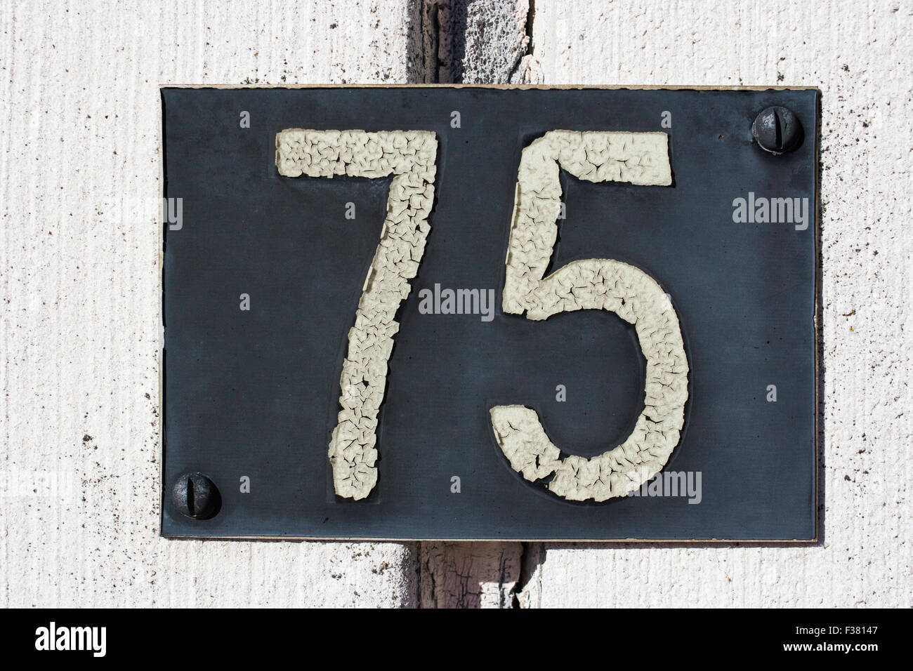 Numéro 75 sur une assiette. Banque D'Images