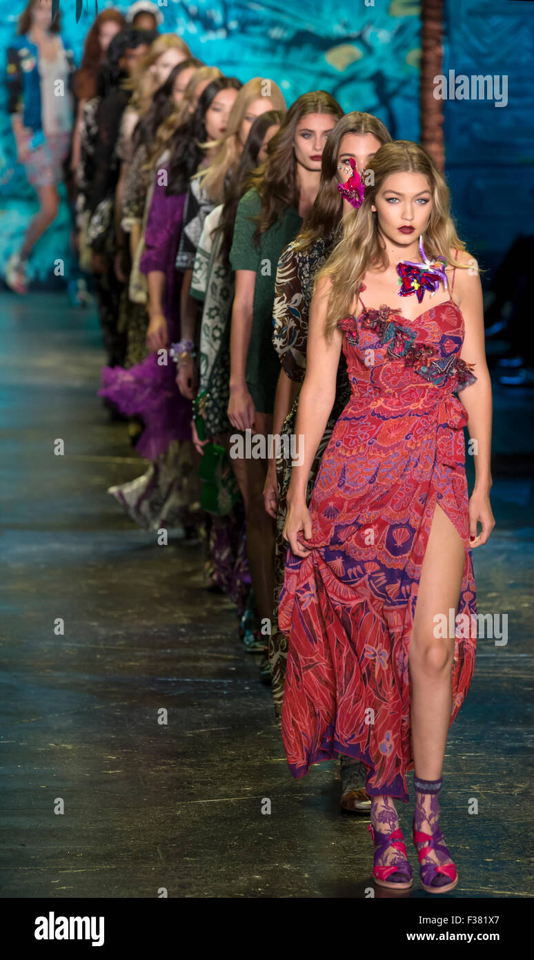 La ville de New York, USA - 16 septembre 2015 : Gigi Hadid promenades la piste à la Anna Sui fashion show Banque D'Images