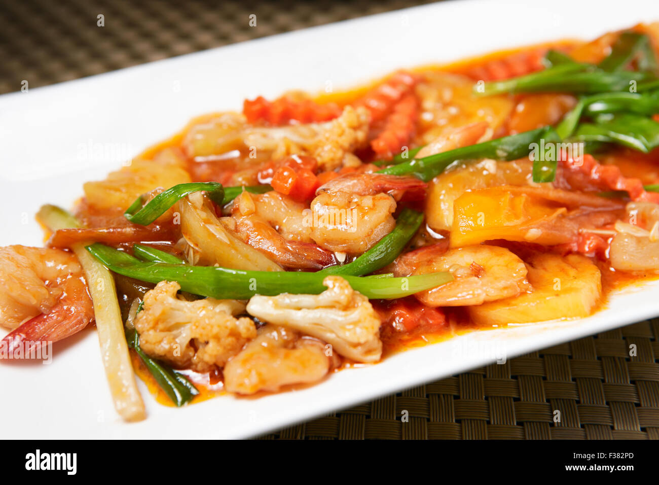 Écureuil Chinois De Carpe Sous La Sauce Aigre-douce Image stock - Image du  baguettes, banquet: 205504663