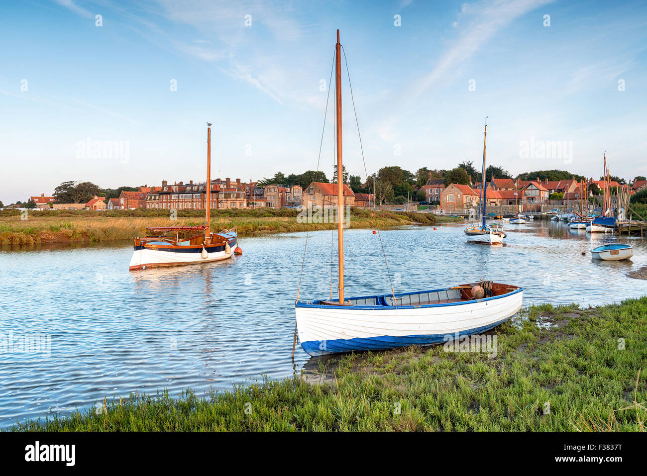 Marée haute sur les marais salants à Blakeney, sur la côte nord de Norfolk Banque D'Images