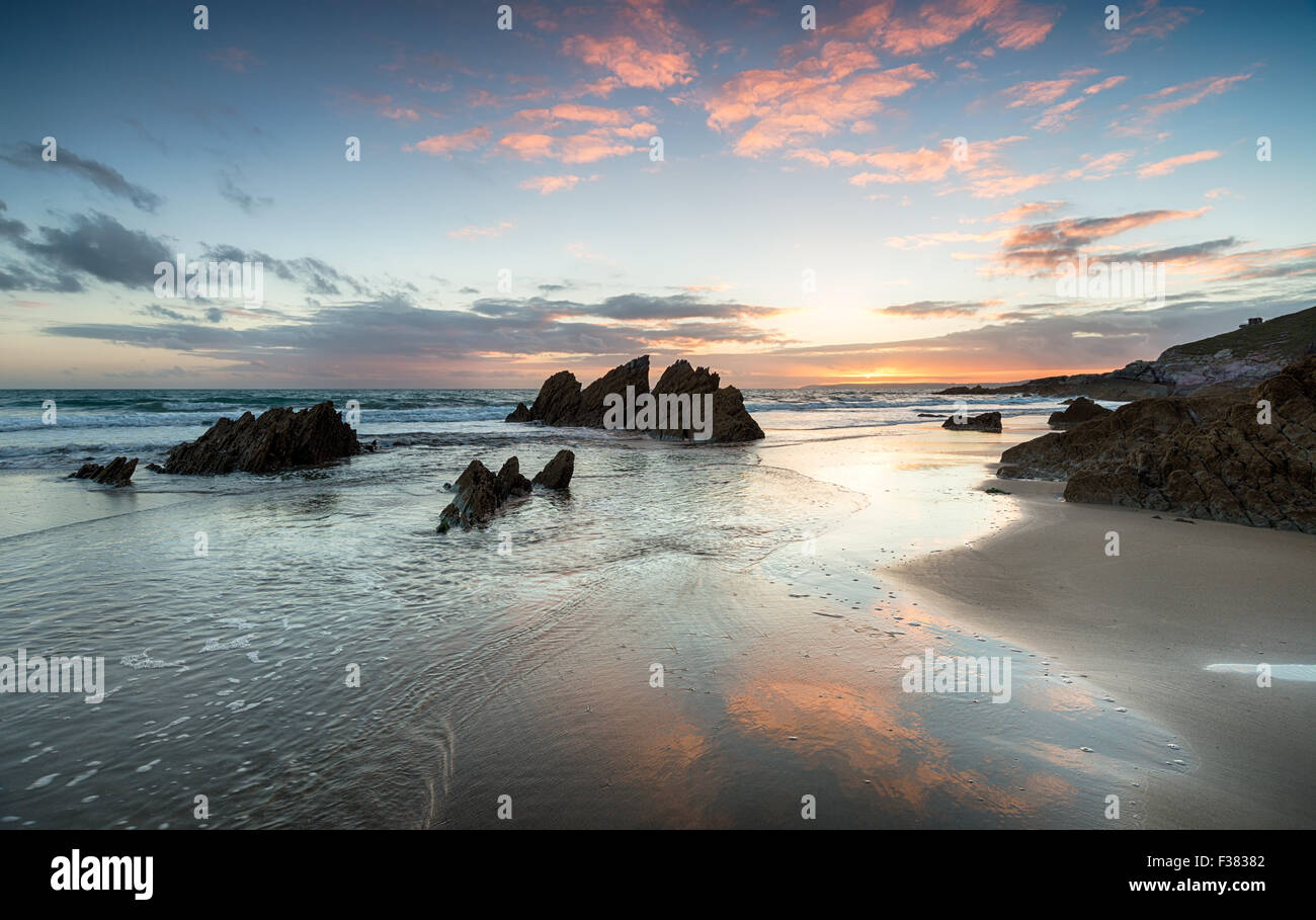 Magnifique coucher de soleil sur plage de Whitsand Bay sur la côte sud de Cornwall Banque D'Images