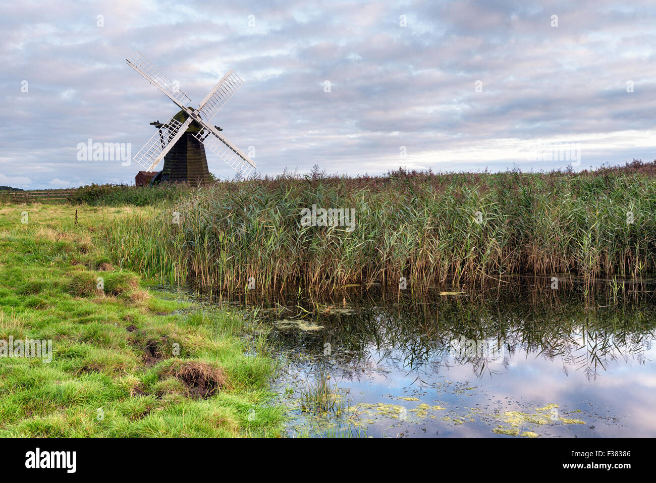 Ciel nuageux plus Herringfleet moulin sur les Norfolk Broads Banque D'Images