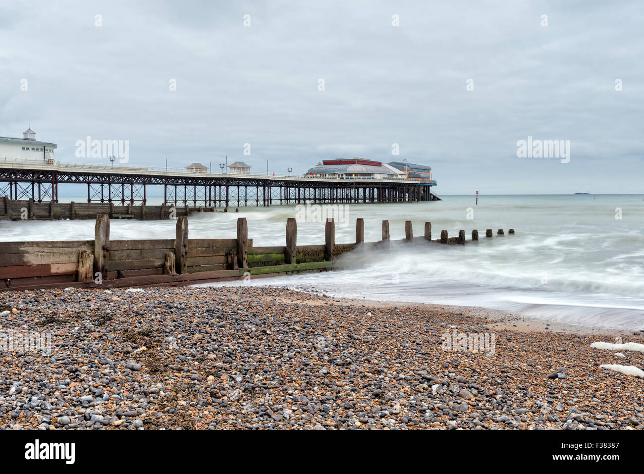 Jour de tempête à jetée de Cromer, sur la côte nord de Norfolk Banque D'Images