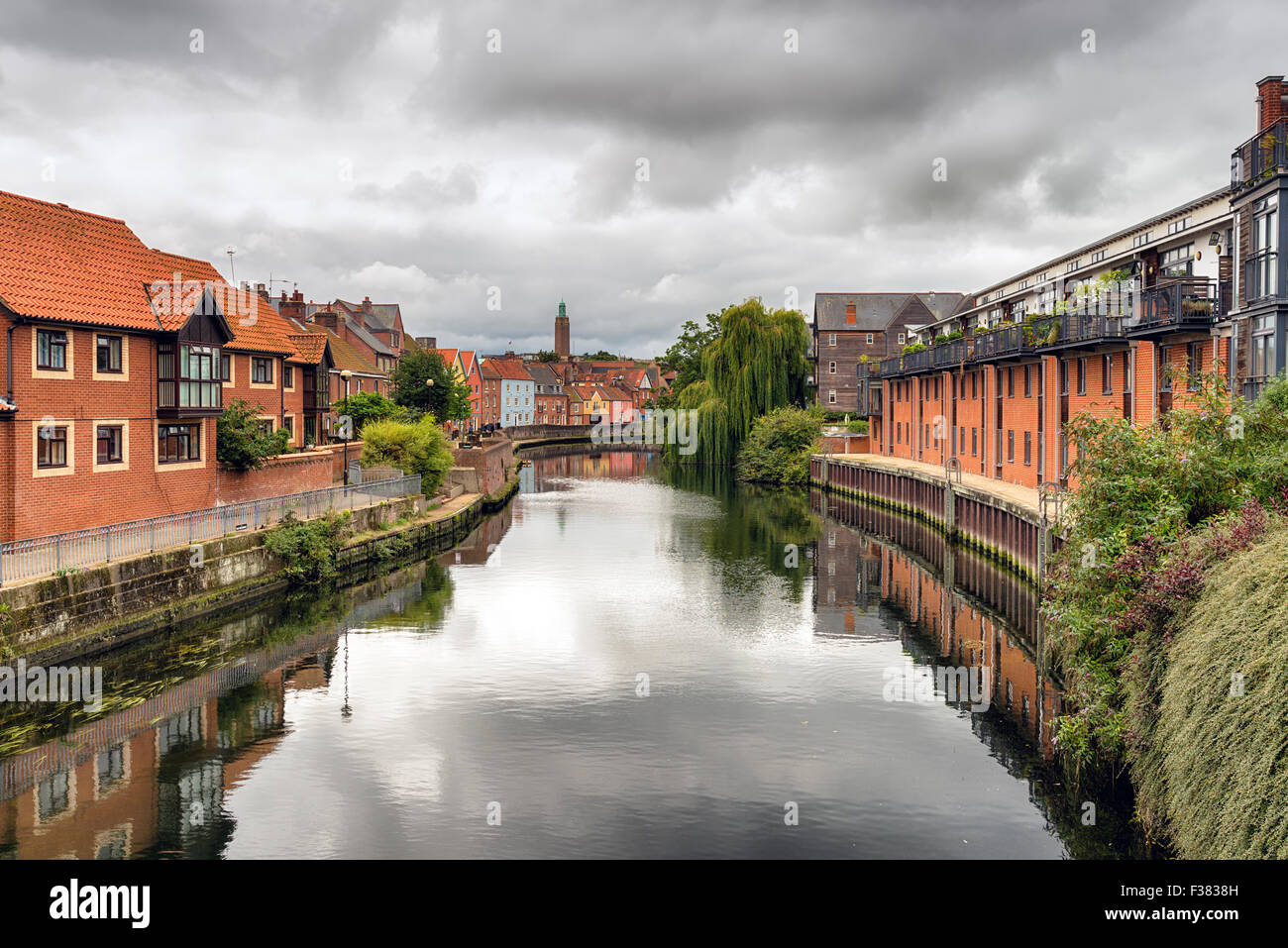 Dans Norwich Norfolk sous un ciel moody Banque D'Images