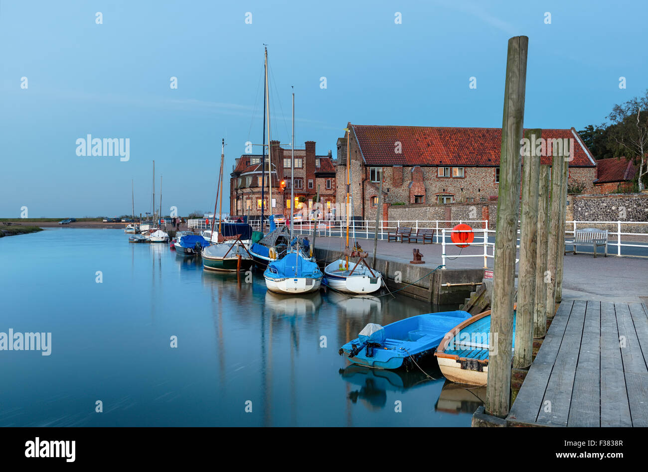 Des bateaux sur le quai à Blakeney, sur la côte nord de Norfolk Banque D'Images