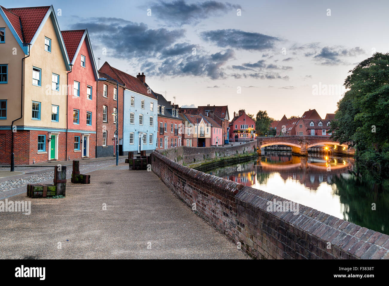 Maisons colorées au crépuscule sur la rivière Yare comme il coule à travers la ville de Norisch à Norfolk Banque D'Images