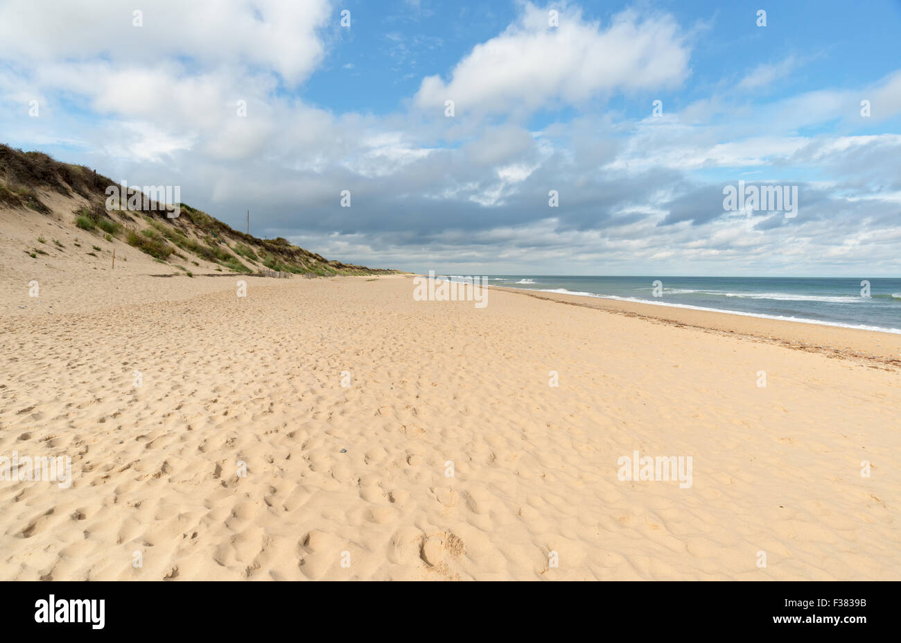 La longue plage de sable soutenu par dunes à Hemsby sur la côte de Norfolk Banque D'Images