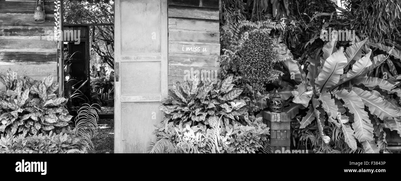 Porte en bois dans le jardin sur le noir et blanc Banque D'Images