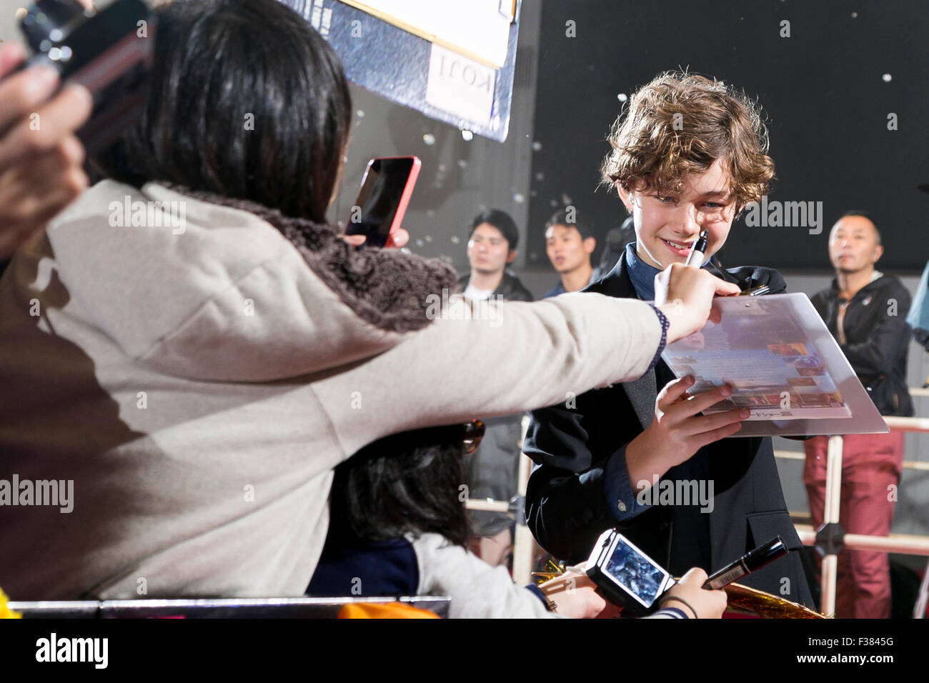 Tokyo, Japon. 1er octobre 2015. L'acteur australien Levi Miller boy, signe des autographes pour les fans lors la premiere japonais pour le film Pan au Roppongi Hills Arena le 1 octobre, 2015, Tokyo, Japon. Le film hits Japanese salles le 31 octobre. Credit : Rodrigo Reyes Marin/AFLO/Alamy Live News Banque D'Images