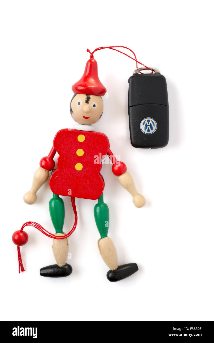 MADRID, ESPAGNE - 30 septembre 2015 : trousseau avec le logo de l'entreprise automobile Volkswagen avec une marionnette Pinocchio. Isolé sur fond blanc Banque D'Images