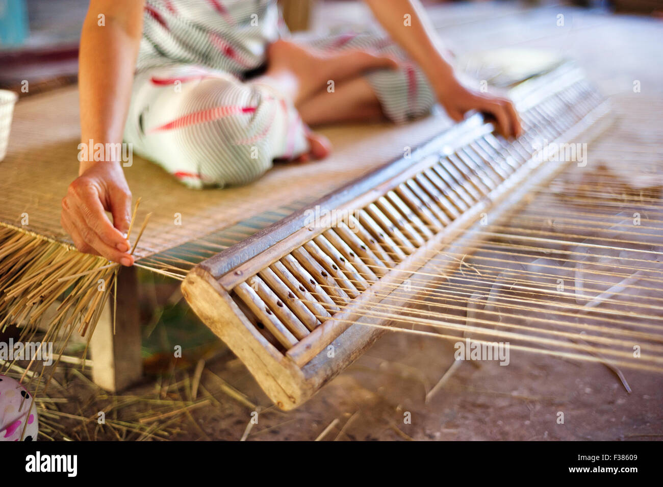 Vietnamese woman weaving un tapis Banque D'Images