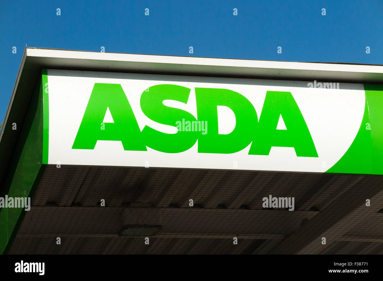 Oxford supermarché Asda Wheatley station essence parvis Oxford, Oxfordshire, UK. Banque D'Images