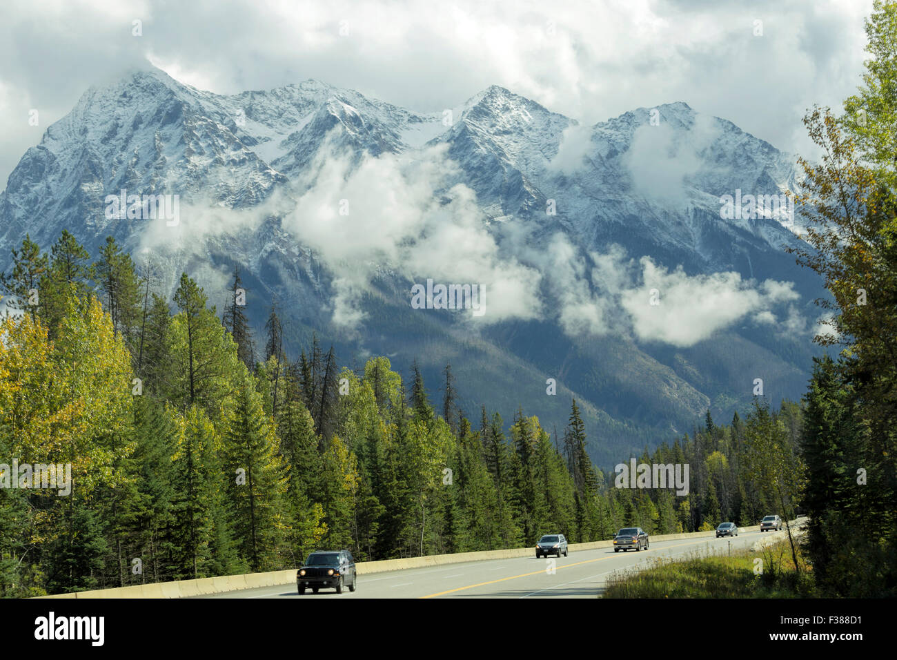 Vue panoramique sur la montagne le long de la route transcanadienne, dans le parc national Yoho, Field, Colombie-Britannique, Canada. Banque D'Images