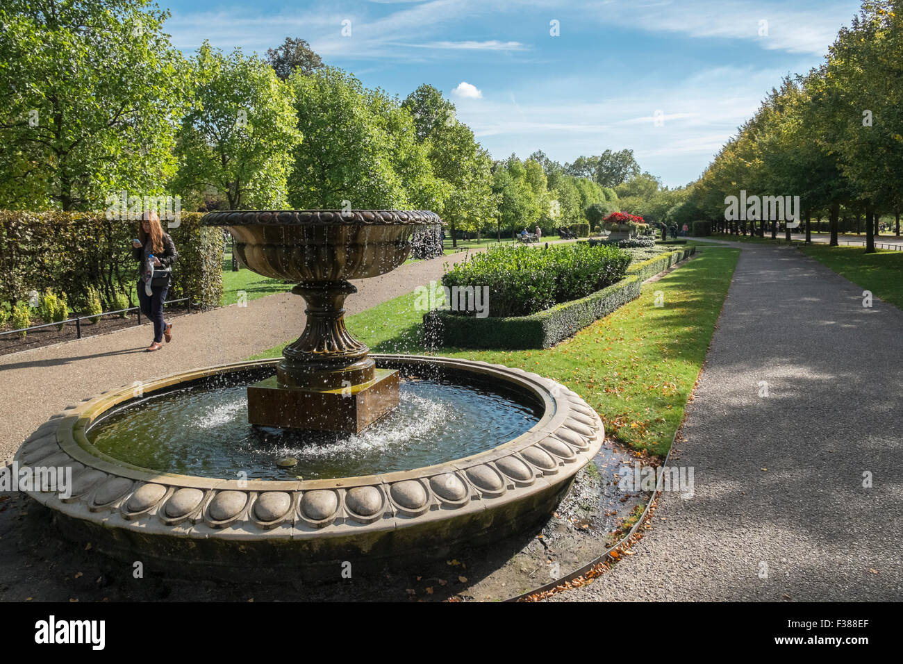 Jeune femme sur l'Avenue Gardens, Regents Park, London, England UK Banque D'Images