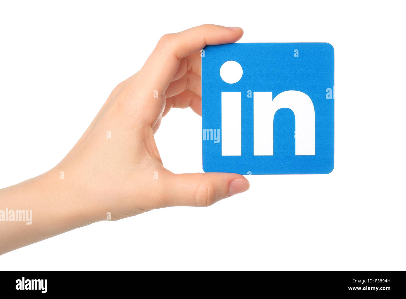 KIEV, UKRAINE - 7 mars, 2015:Main courante Linkedin signe logo imprimé sur papier sur fond blanc. Banque D'Images