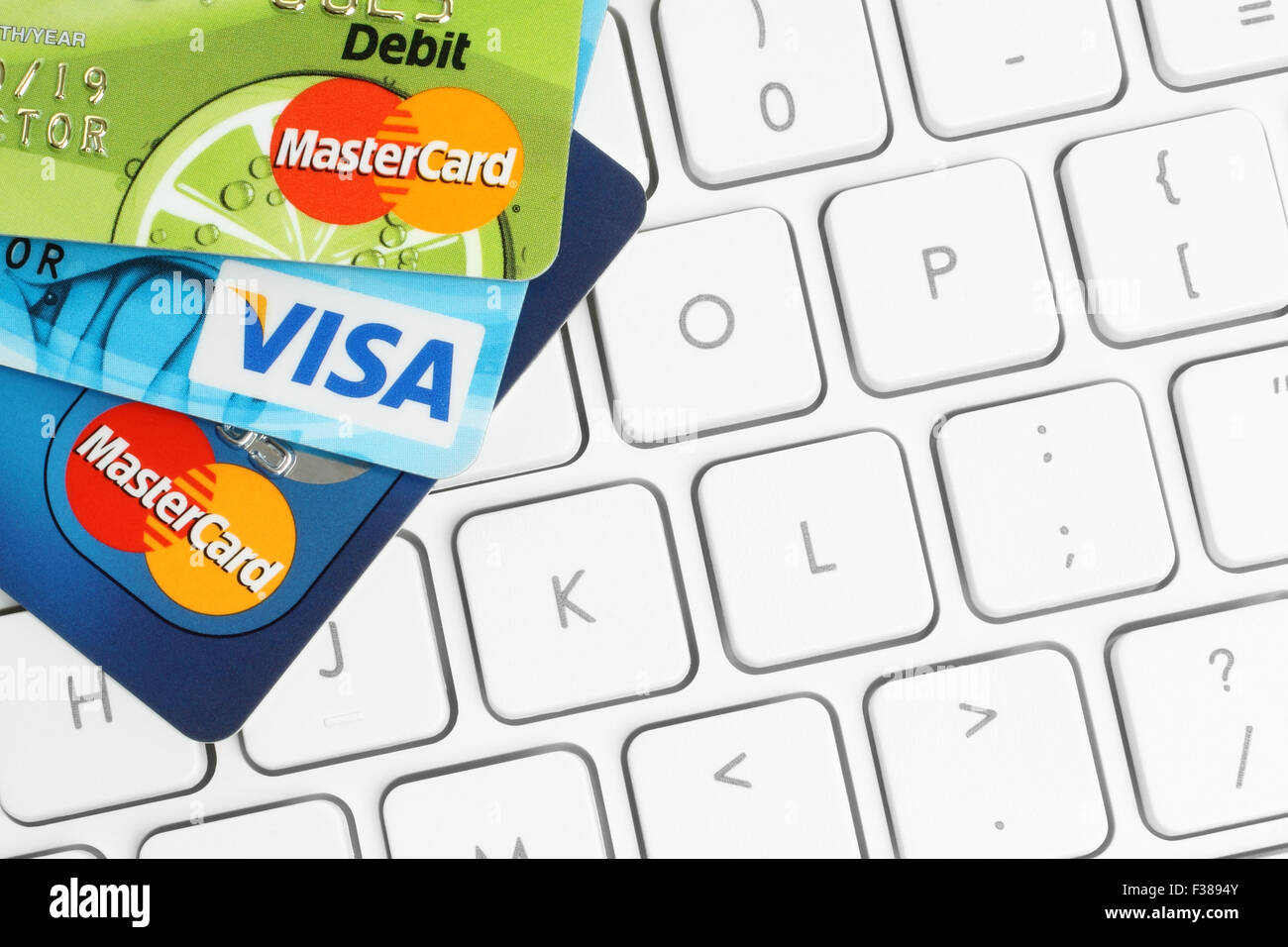 KIEV, UKRAINE - le 21 mars 2015 : Les cartes Visa et MasterCard sont placées sur le clavier blanc arrière-plan. Banque D'Images
