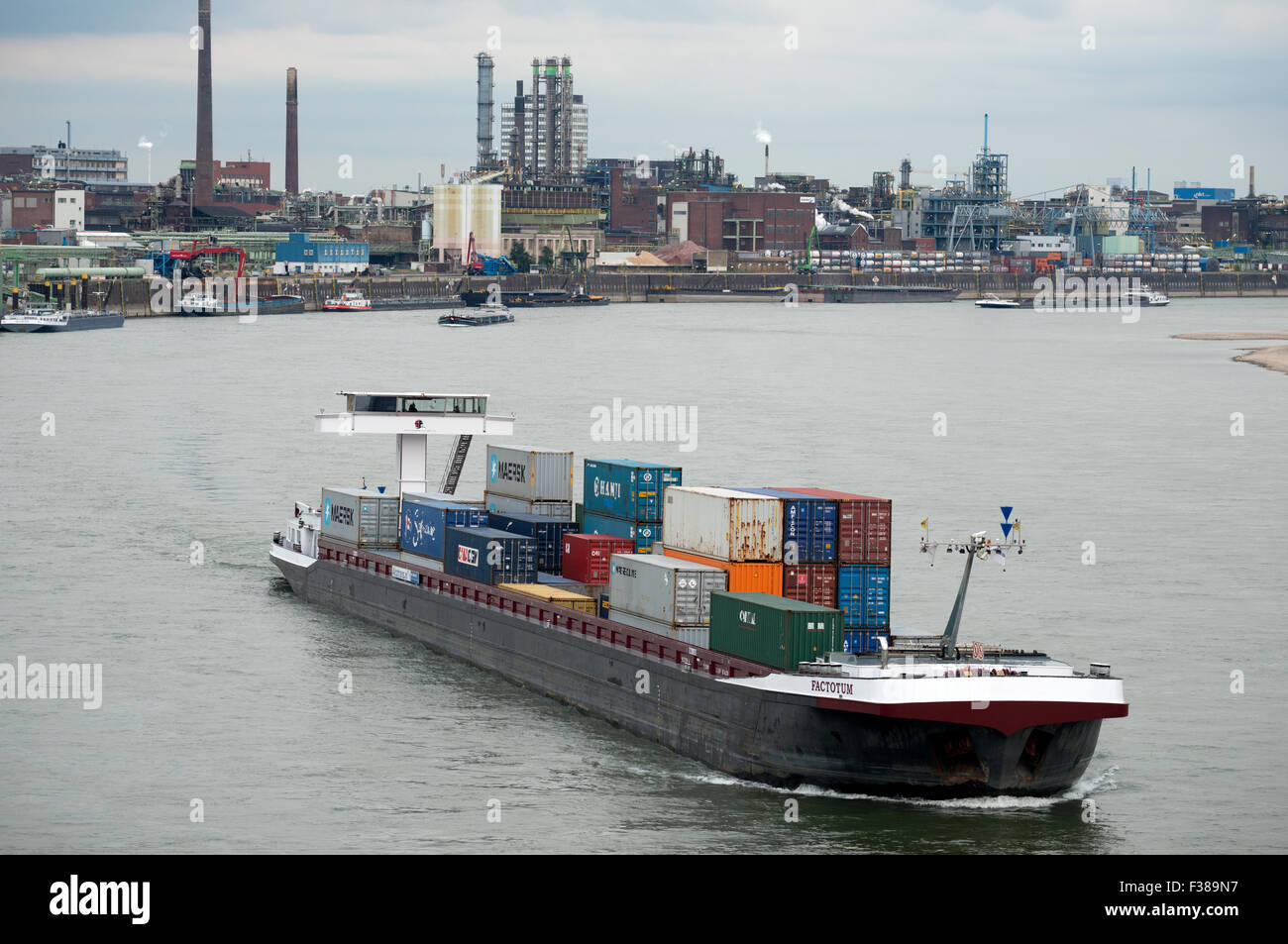 'Factotum' conteneur barge Rhin, Leverkusen, Rhénanie du Nord-Westphalie, Allemagne. Banque D'Images