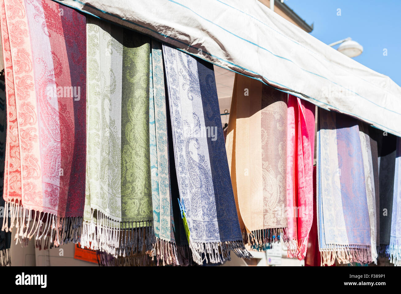 Les femmes châle en vente au marché de plein air. Italie Banque D'Images