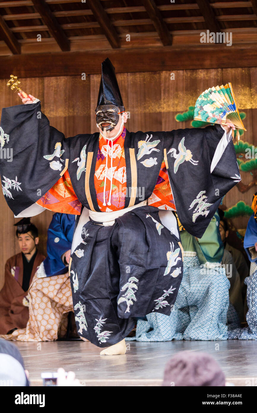 Kyoto, temple shintoïste Yasaka Nô traditionnel, la performance. L'acteur  principal, Shite, Dancing with no-masque, no-men ou omote, whiling holding  ventilateur, obi. À l'extérieur Photo Stock - Alamy