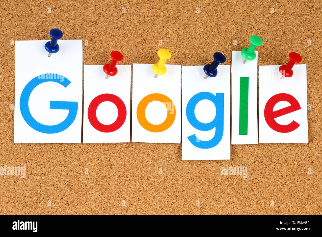 KIEV, UKRAINE - Septembre 02, 2015:New Google logo imprimé sur du papier, couper et épinglées sur le tableau d'affichage en liège. Banque D'Images
