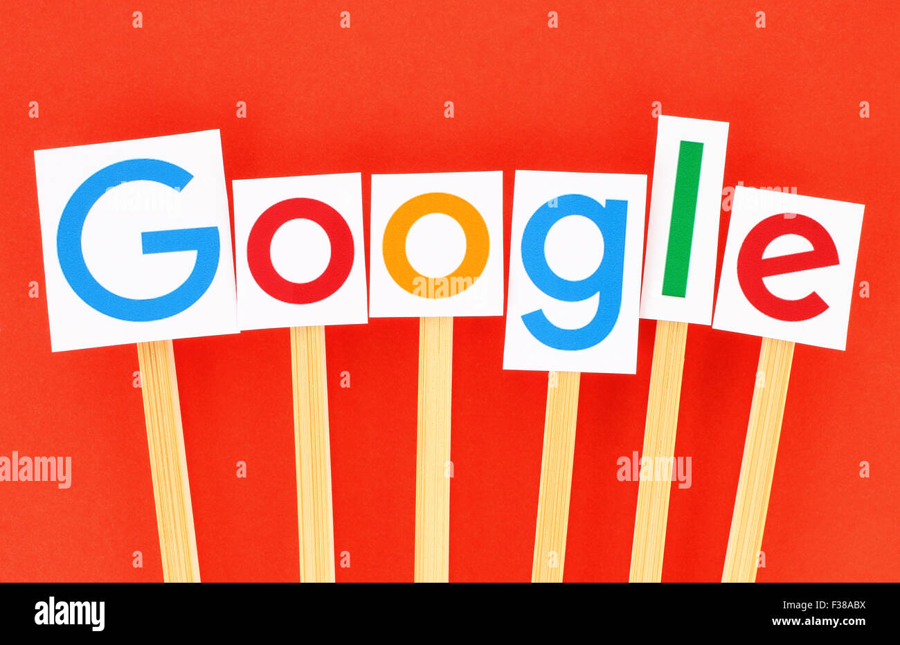 KIEV, UKRAINE - Septembre 02, 2015:New Google logo imprimé sur papier, coupé et collé sur des bâtonnets de bois. Banque D'Images